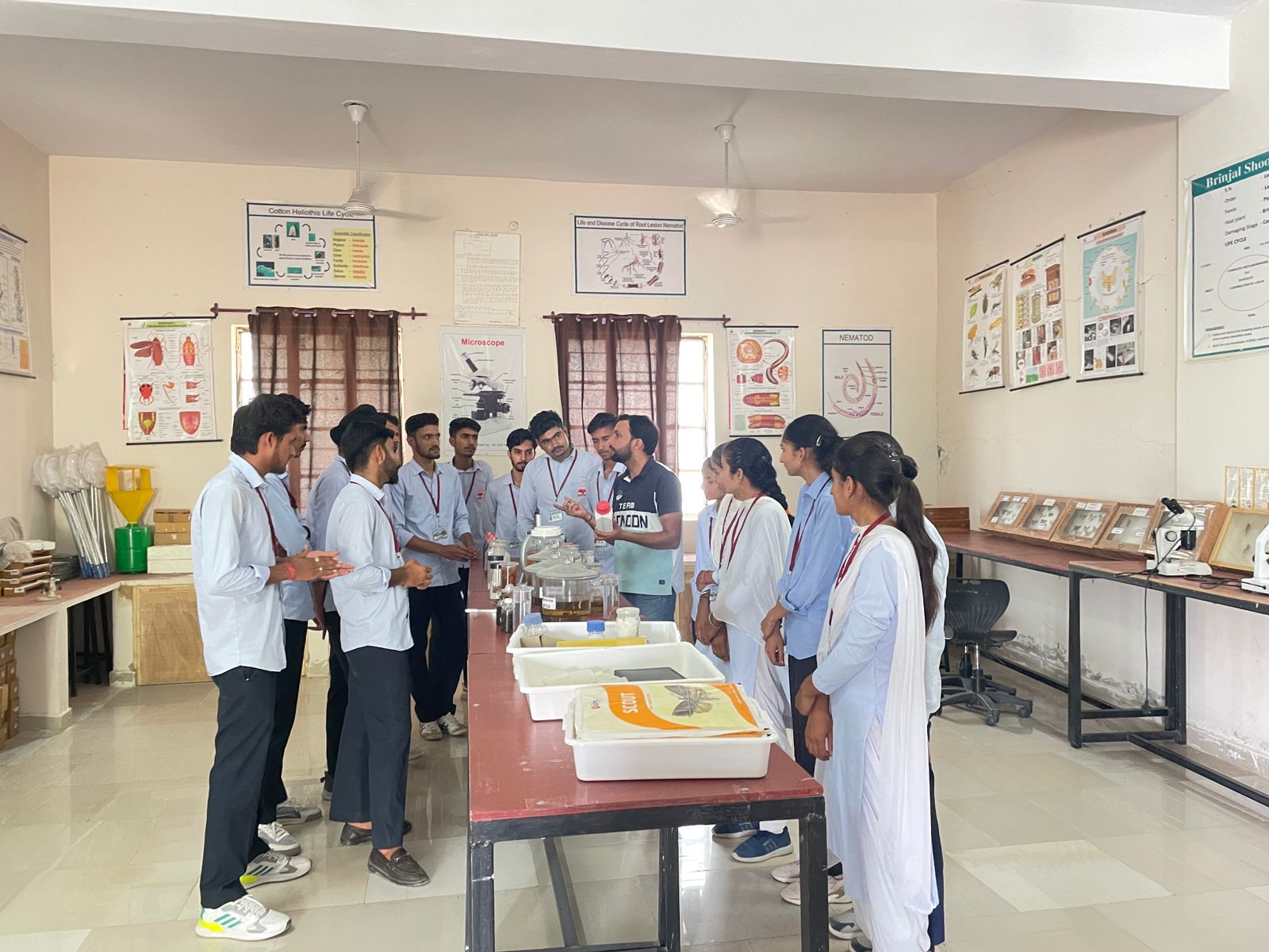 Students learning through laboratory demonstration